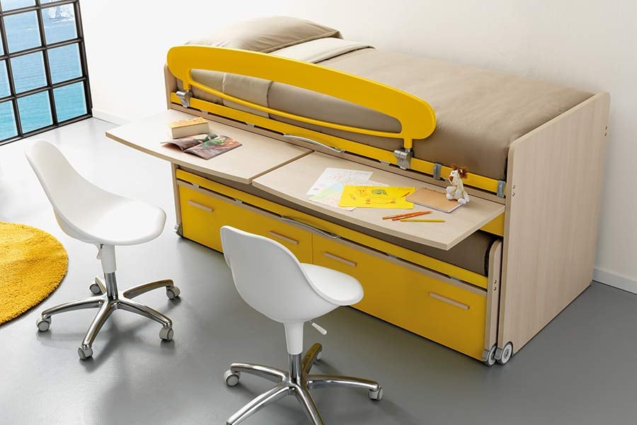 Angolo studio per la cameretta: scrivania salvaspazio Moretti Compact