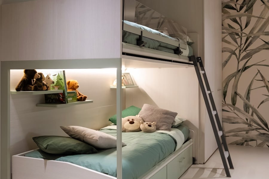 Configurazione salvaspazio con letto a castello per bambini