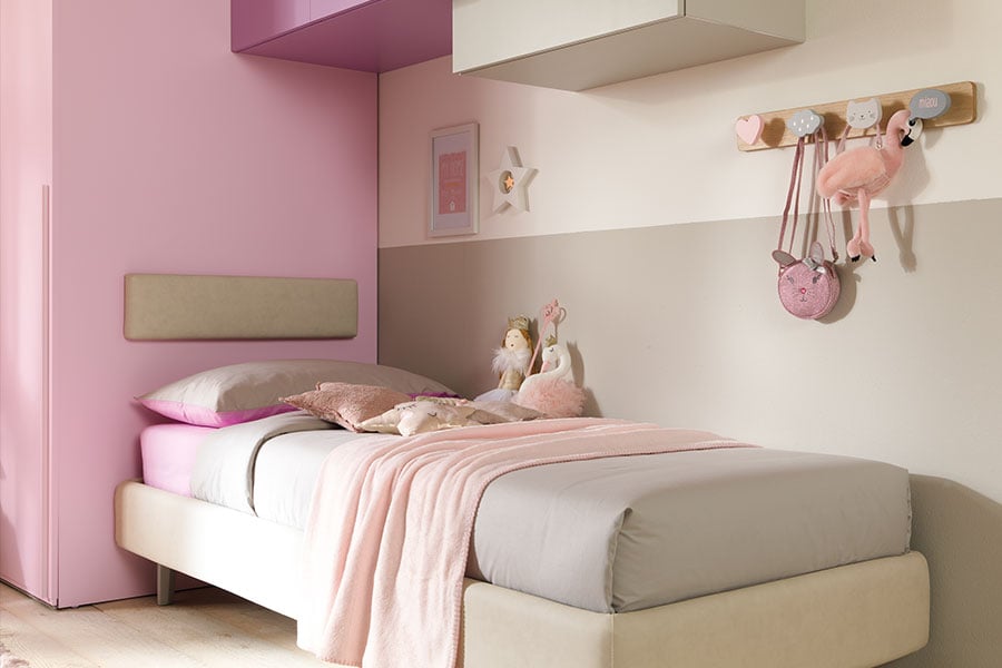 La camera da letto della ragazza è decorata in rosa con diversi