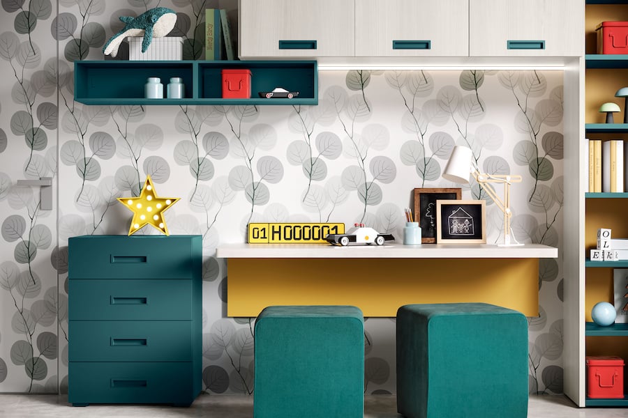 K105, scrivania sospesa con moduli ponte e wallbox a giorno