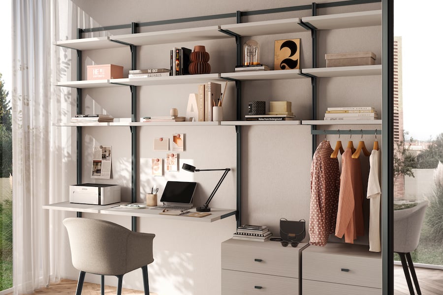 Y105, cabina armadio utilizzata come libreria e supporto scrivania